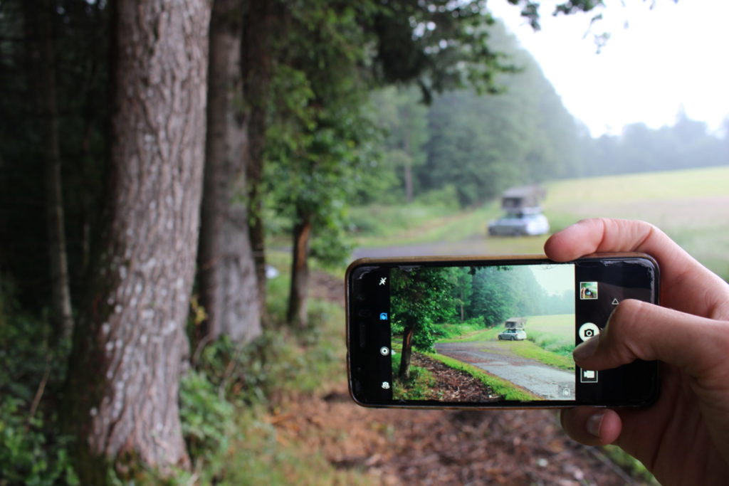 photo d'une voiture en tente de toit dans la nature en belgique au bord d'une foret