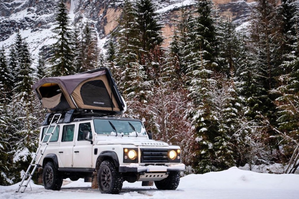tente de toit bookara sur defender en hiver dans la neige