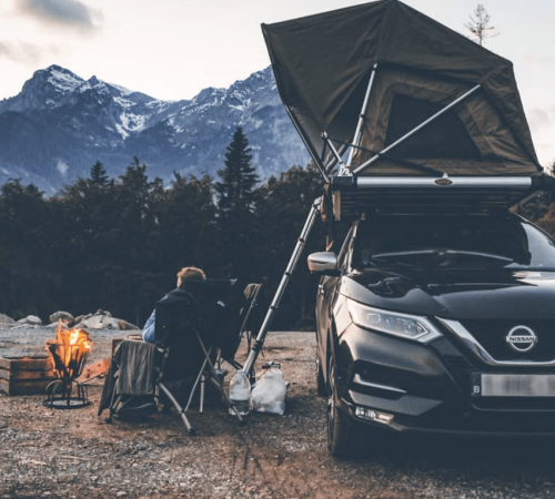 Road trip en montagne avec brasero tente de toit et echelle