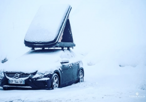 Tente de toit duo hussarde dans la neige avec la coque dure qui retient la neige