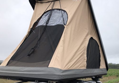 tente duo ouverte sous la pluie