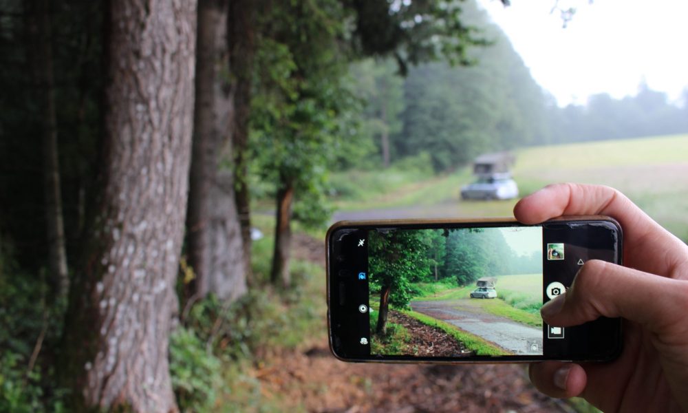 photo d'une voiture en tente de toit dans la nature en belgique au bord d'une foret