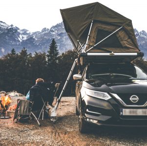 Road trip en montagne avec brasero tente de toit