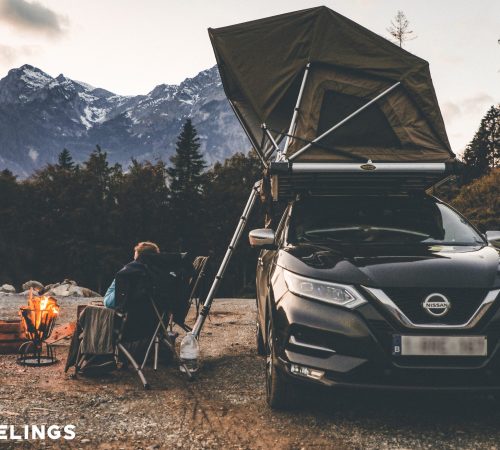 Road trip en montagne avec brasero tente de toit et echelle