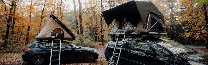 deux tentes de toit stoemelings camping en forêt