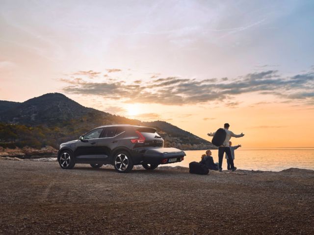 Coffre d'attelage 𝗧𝗛𝗨𝗟𝗘 𝗔𝗥𝗖𝗢𝗦 🇸🇪

Idéal pour les voitures électriques !

Ce coffre Thule aérodynamique, rigide et haut de gamme, au design moderne, se fixe sur votre attache-remorque et offre un énorme espace de rangement à l'arrière de la voiture. Votre toit reste libre pour diminuer la résistance au vent ou transporter d'autres charges.

Existe en 2 tailles : 300L et 400L.

⭐️ 𝗗𝗶𝘀𝗽𝗼𝗻𝗶𝗯𝗹𝗲 𝗰𝗵𝗲𝘇 𝗦𝘁𝗼𝗲𝗺𝗲𝗹𝗶𝗻𝗴𝘀 :
♻️ En location : 110 € la semaine (400L)
🛒 En vente : 1379,95 € (300L) ou 1429,95 € (400L)

➡️ Infos et réservation sur https://stoemelings.be/thule (lien en bio) 🌏

💡 Nous pouvons également créer un duplicata de votre plaque d'immatriculation directement dans notre atelier.

_________________________

𝗦𝗧𝗢𝗘𝗠𝗘𝗟𝗜𝗡𝗚𝗦 🏕️
Un melting-pot d'aventures et de belgitude.

🇧🇪 ⛺ Vente et location de tentes de toit et d'équipements de plein air
🌐 www.stoemelings.be
📧 bonjour@stoemelings.be
📞 081 39 57 27
🏡 Gembloux

#stoemelings #aventure #kidsfriendly #familyadventures #lofoten #Thule #arcos #thulearcos #norwaytrip #norgetravel